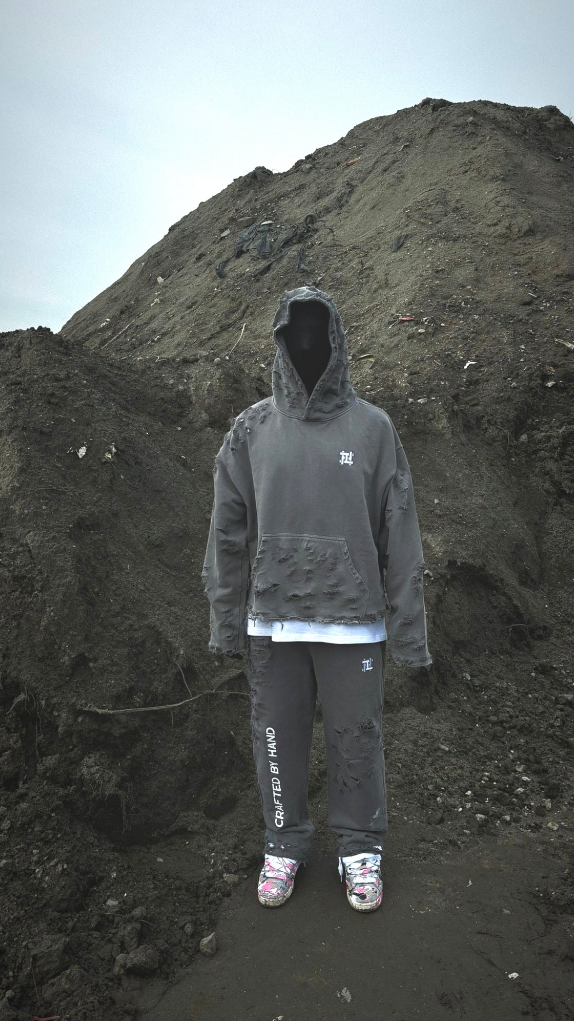 VU~INTĒJIGURĒ HOODIE 3